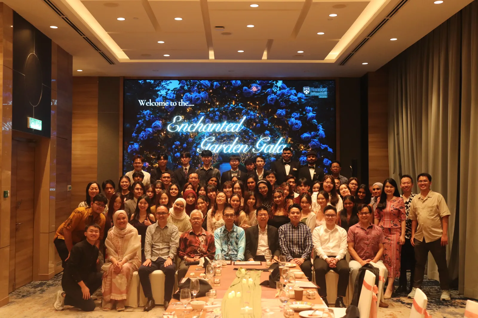 Wide group photo at the alumni gala dinner